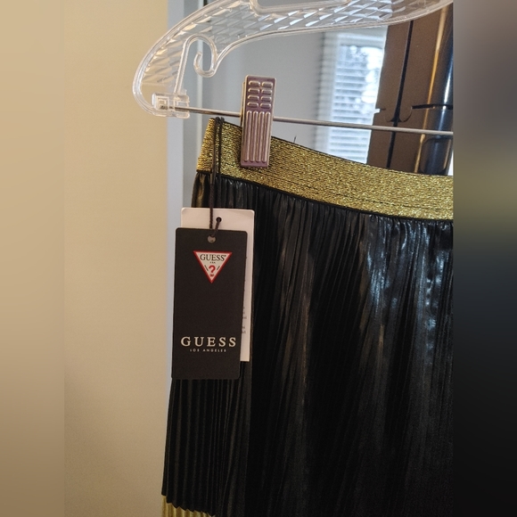 Perfect holiday NWT GUESS skirt black and gold metallic PLEATED - Picture 6 of 6